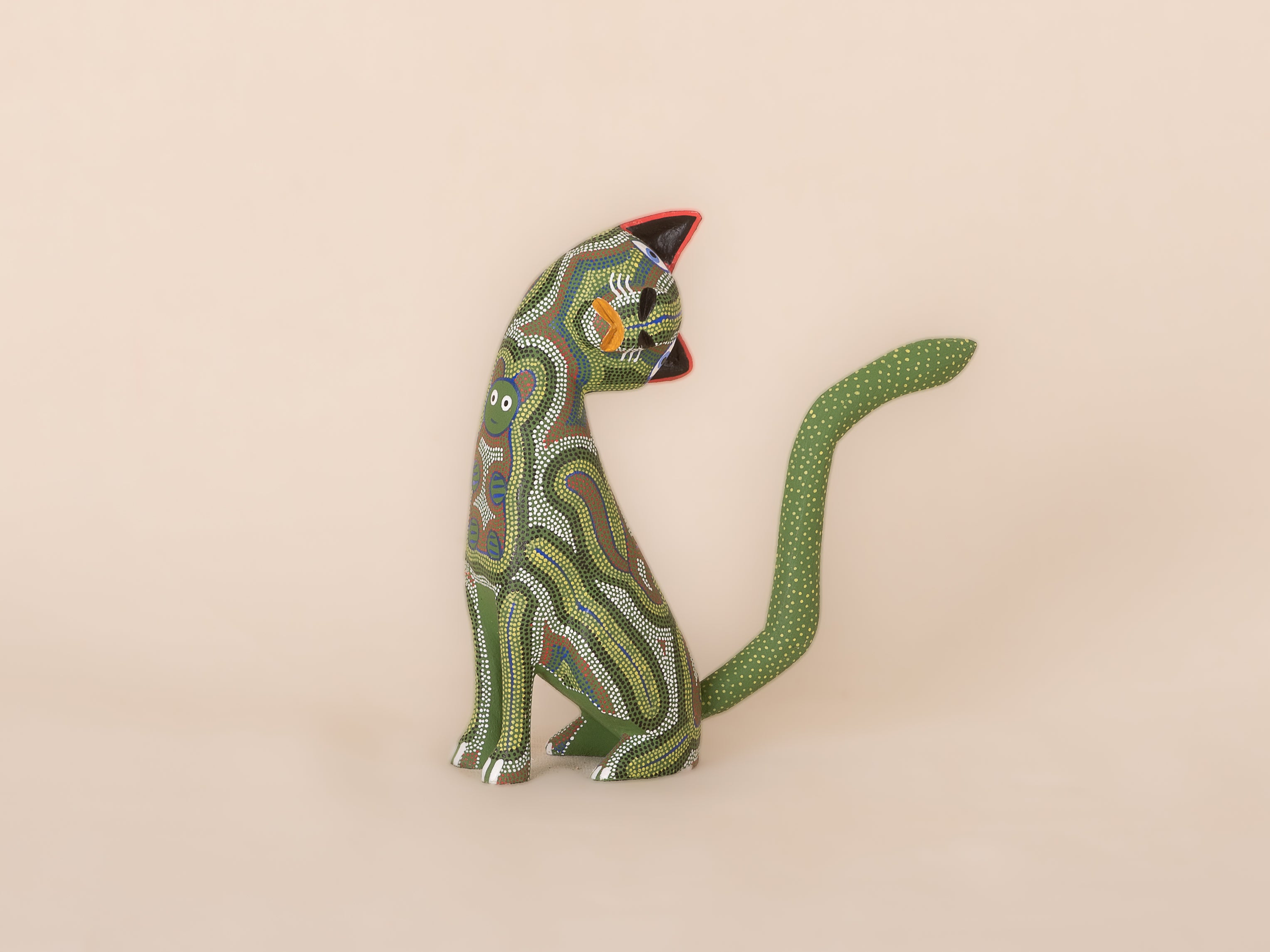 ALEBRIJE FIGURA TALLADA GATO SENTADO PUNTITOS