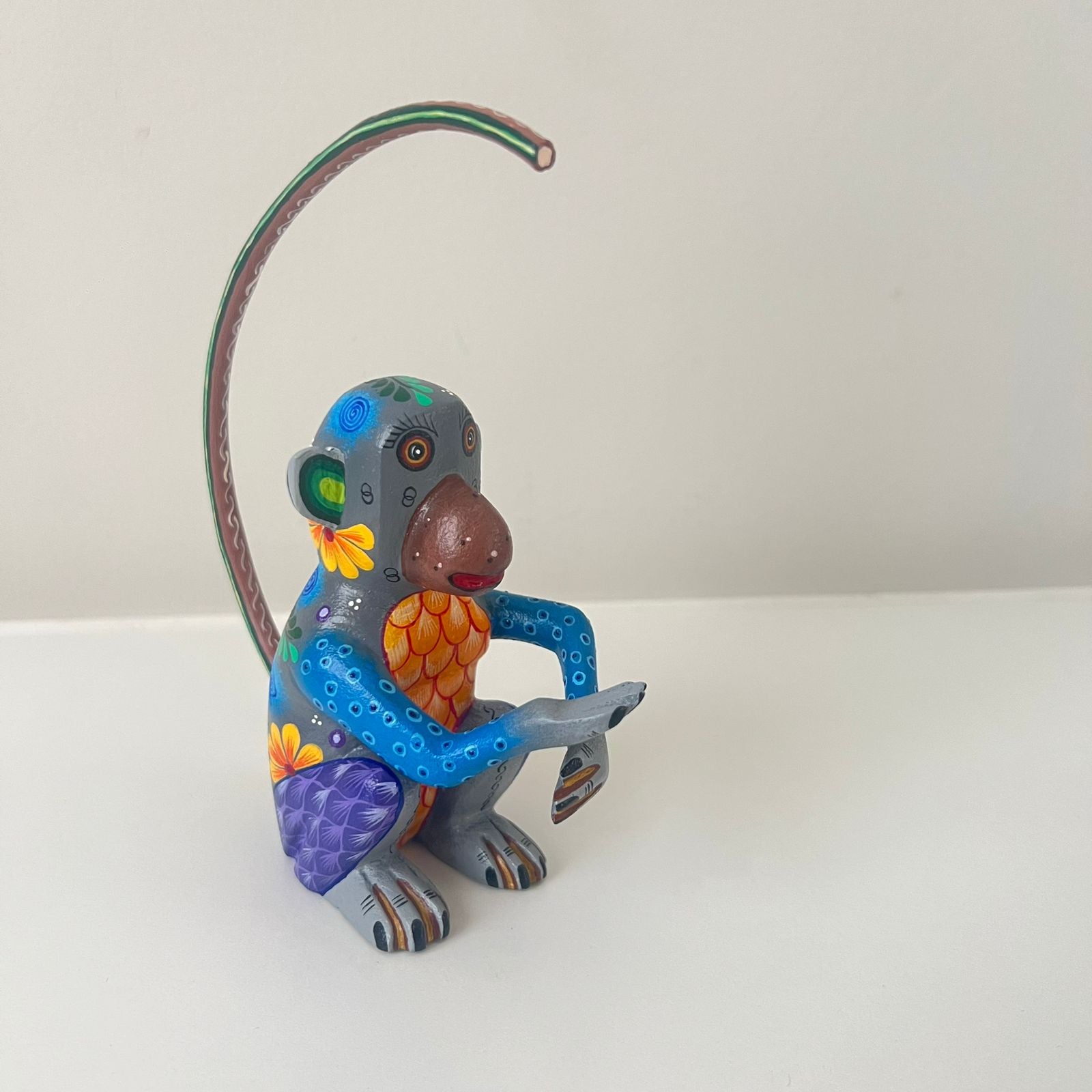ALEBRIJE MONO COLA PARADA